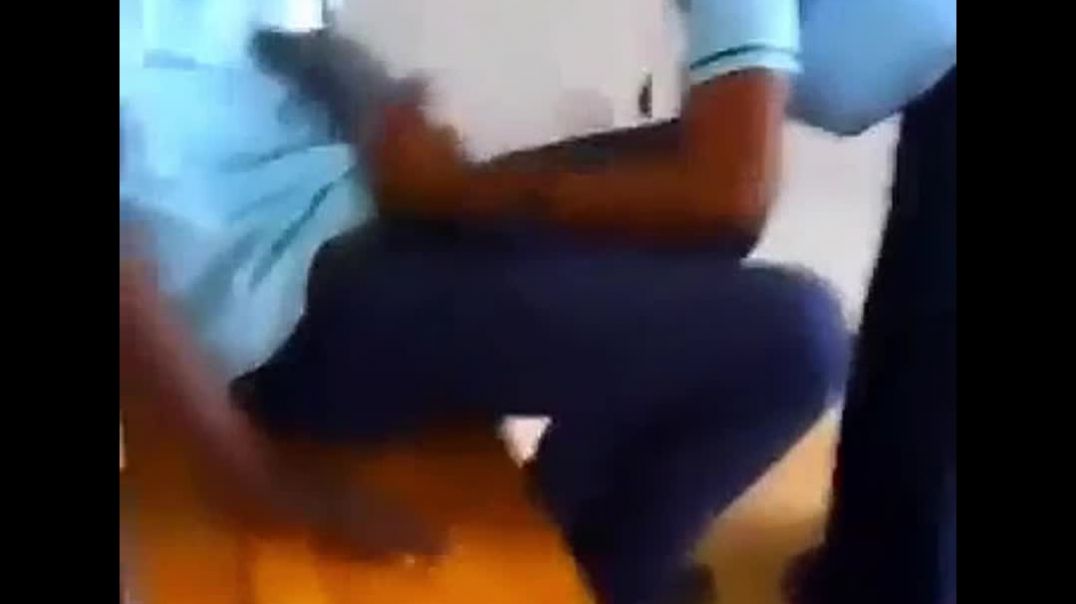 Jovem estudante chupando colega num colégio da Nigéria