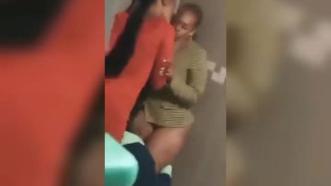 ⁣3 Workers caught sexing in the toilet room