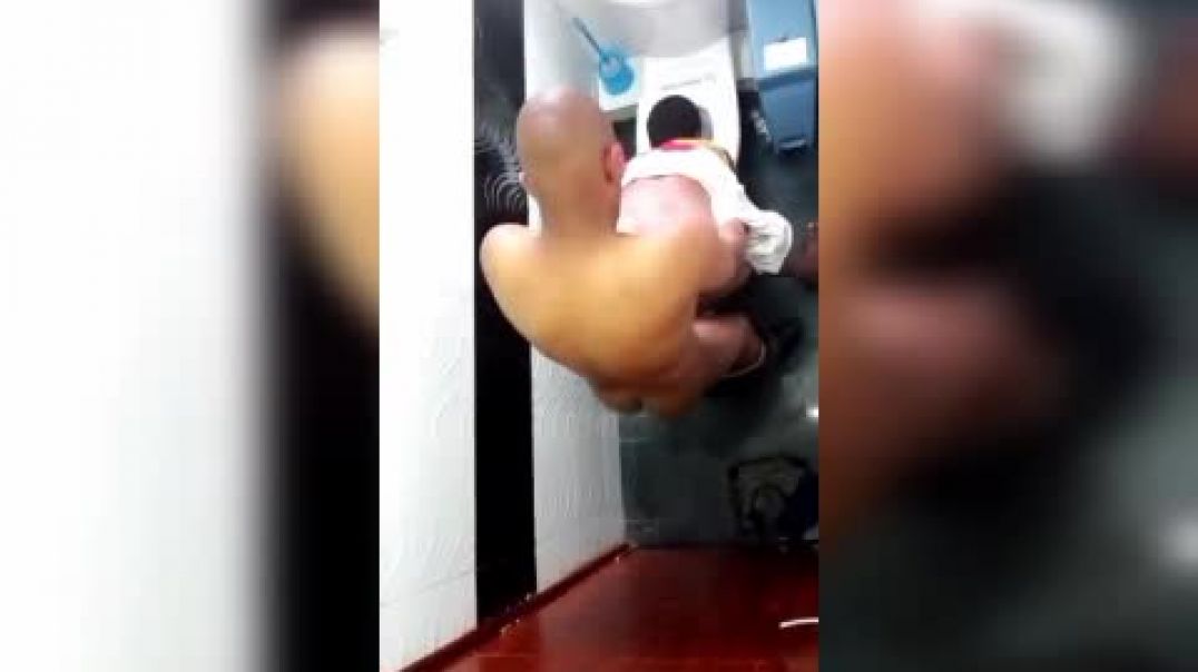 ⁣Shop manager caught fucking a student in a toilet