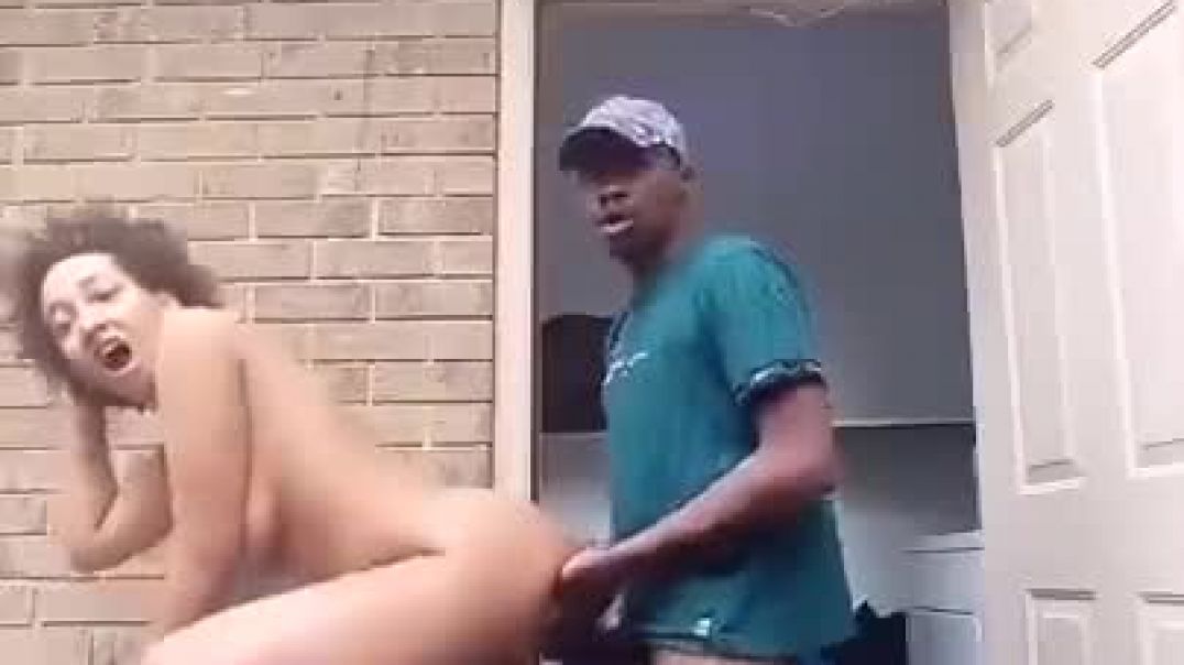 Casal negro africano transando lá fora antes de lavar a roupa